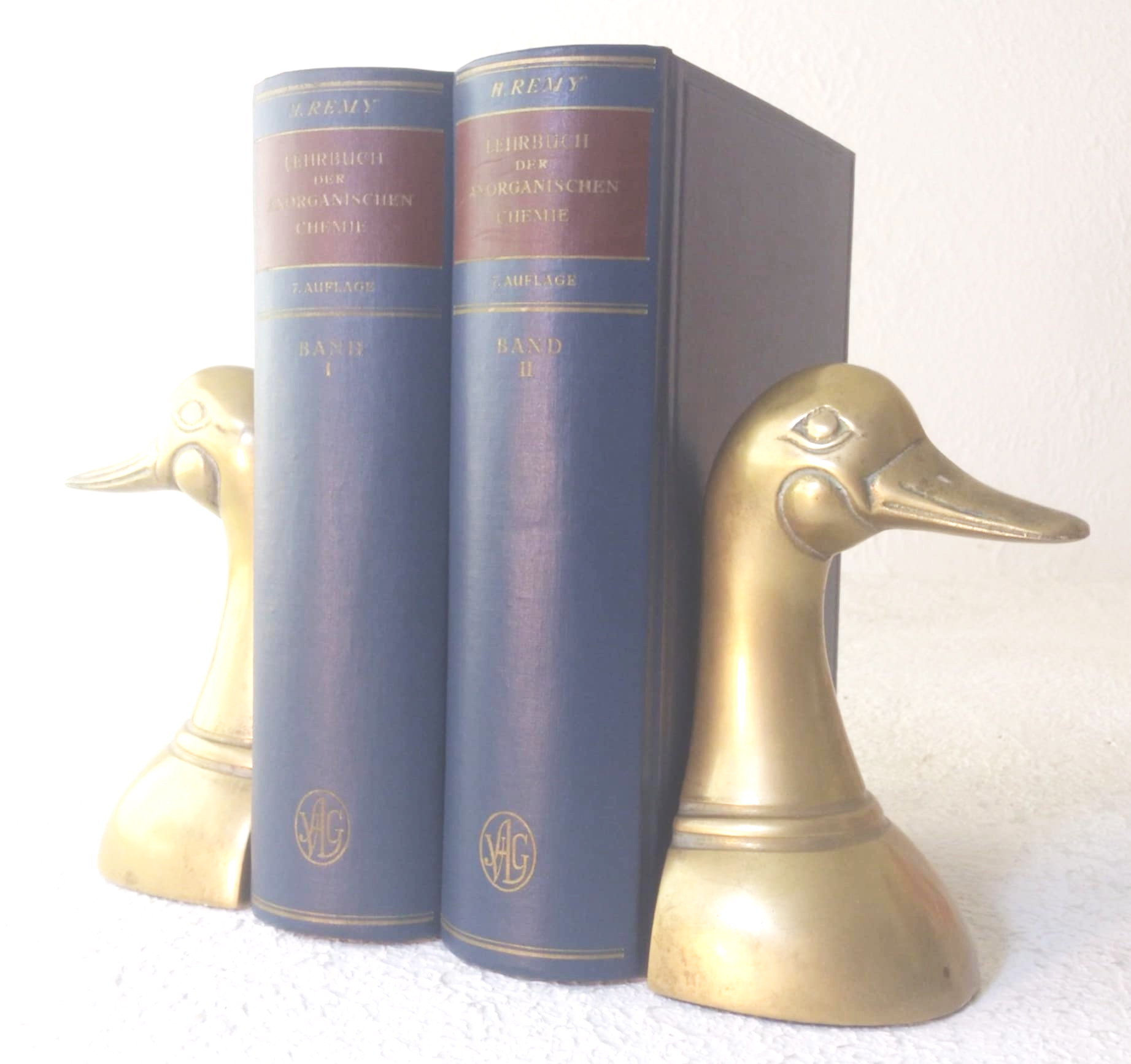 Lehrbuch der Anorganischen Chemie, Siebente, unveranderte auflage. 2 Bnde. Band 1 und Band 2