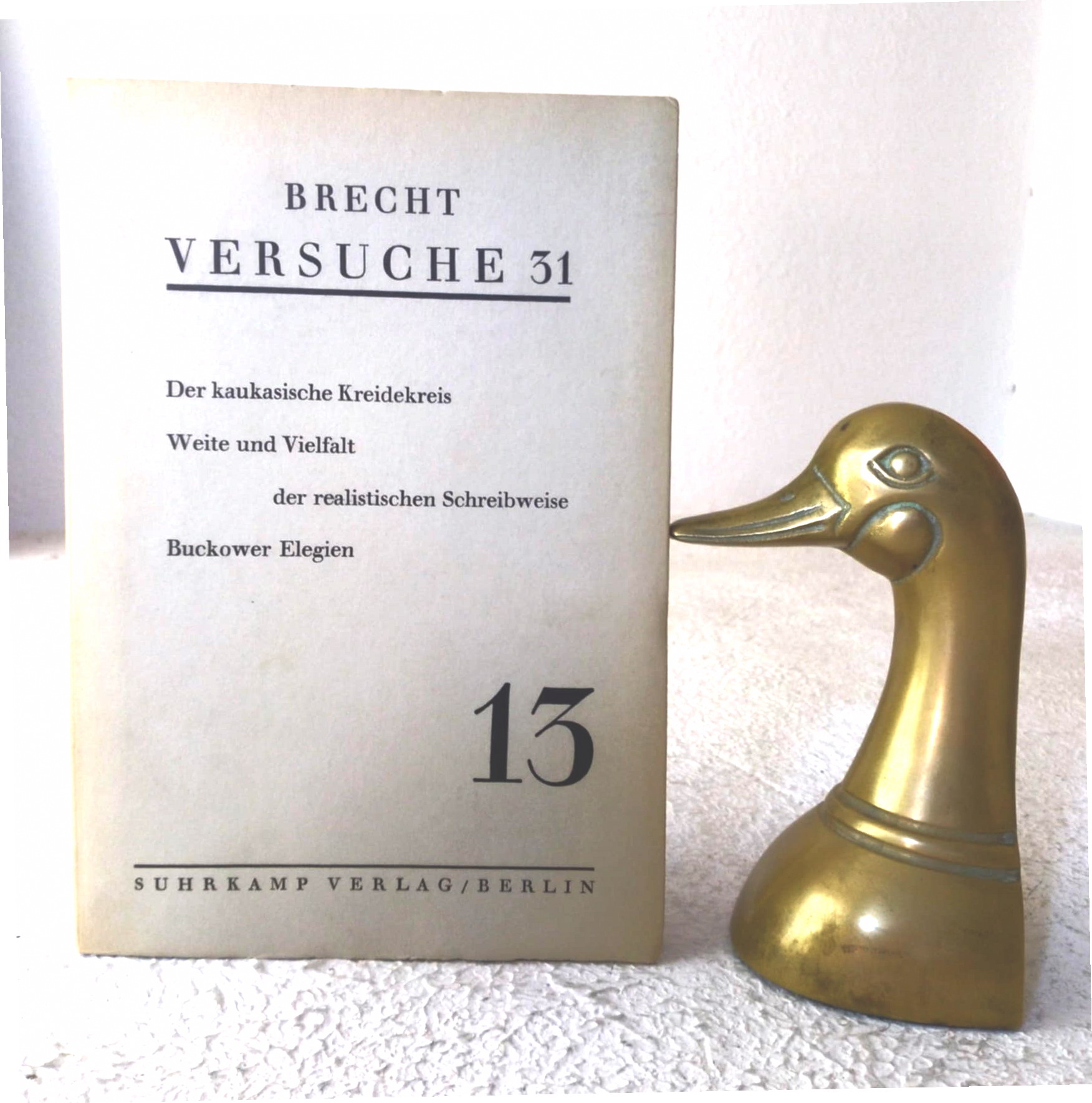 Versuche 31: Der kaukasische Kreidekreis. / Weite und Vielfalt der realistischen Schreibweise. / Buckower Elegien. Mit zwei Abbildungen auf Tafeln. Redaktion Elisabeth Hauptmann. ( Versuche, Heft 13).