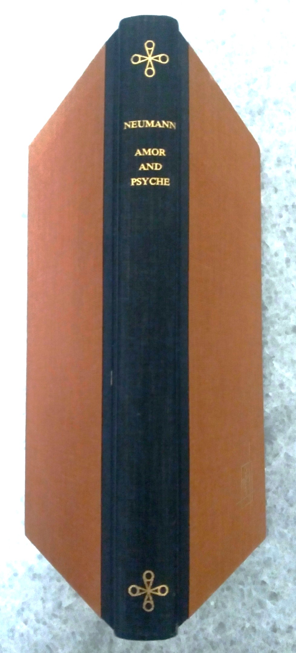 Amor and Psyche: the psychic development of the feminine, a commentary on the tale by Apuleius